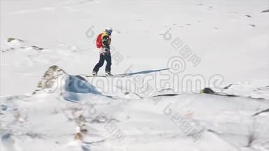 快乐的滑雪者在雪山的一个阳光明媚的冬日玩着快乐的滑雪板。 录像。 极端自由